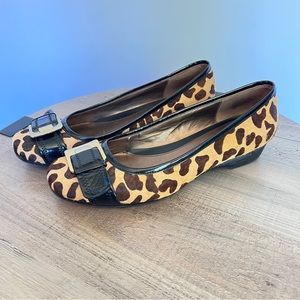 Bandolino Hopkirk Womens Leather Cheetah Loafer Size 8M Slip On Shoe Gold Buckle